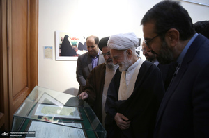 بازدید آیت الله دری نجف آبادی از نمایشگاه عکس امام دل‌ها‎