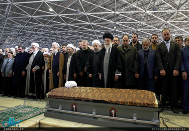 اقامه نماز رهبر معظم انقلاب بر پیکر آیت الله هاشمی رفسنجانی(ره)