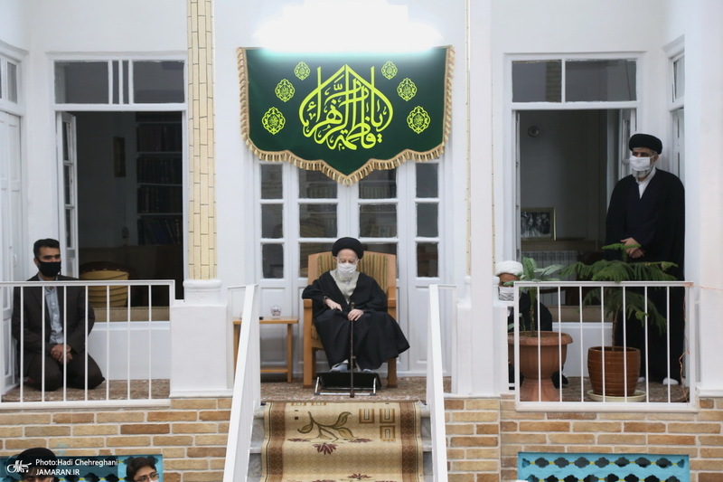 مراسم عمامه گذاری طلاب توسط آیت الله شبیری زنجانی در شب ولادت حضرت زهرا(س)