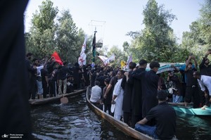 عزاداری سنتی کشمیری‌ها روی قایق