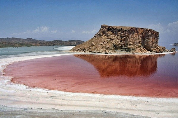 آیا نجات دریاچه ی ارومیه از مرگ، روحانی را پیروز انتخابات می کند؟