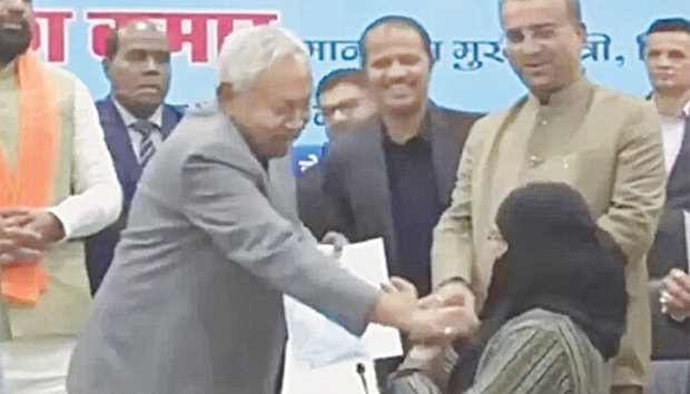 خاتون ڈاکٹر کا نقاب کھینچنے پر بھارتی وزیراعلیٰ کے خلاف مقدمہ درج

