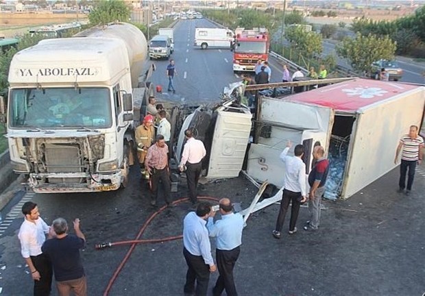 ۱۲ مصدوم در تصادف تریلی و مینی بوس