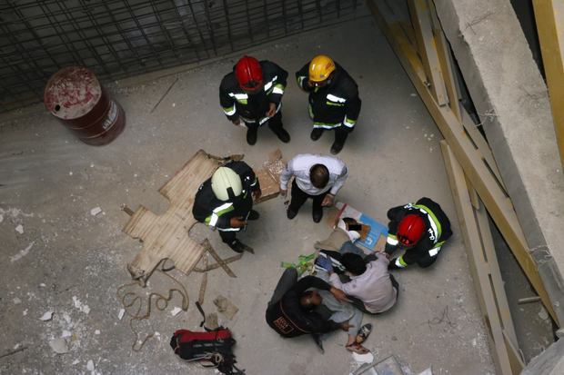نجات معجزه آسای کارگر پس از سقوط از ساختمان 12 متری در اصفهان
