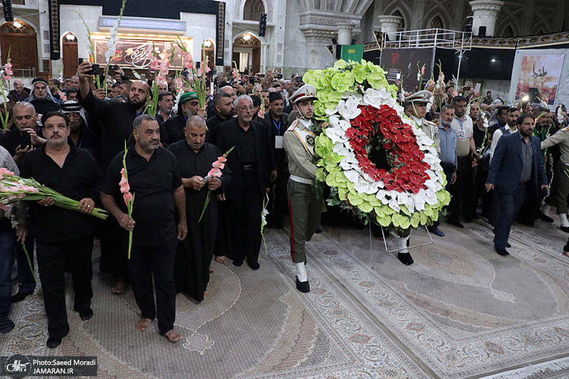 ادای احترام جمعی از موکب داران عراقی نسبت به مقام شامخ حضرت امام(س)