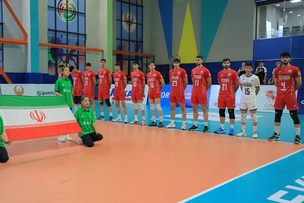 ویدیو| حلقه والیبالیست ها به دور «پرچم ایران»؛ بعد از سلام نظامی