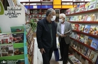 حضور مسجد جامعی در کتابفروشی حافظ و اهدای گل به همسایگان آن (2)