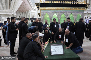 ادای احترام جمعی از موکب داران عراقی نسبت به مقام شامخ حضرت امام(س)