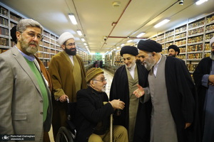 مراسم اهدای نسخه‌های خطی کتابخانه مرحوم آیت الله شاه آبادی به کتابخانه مرحوم آیت الله العظمی مرعشی نجفی