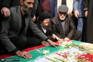 اقامه نماز سید حسن خمینی بر پیکر ٣ تن از شهدای سانحه هواپیمای اوکراینی