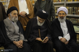 مراسم اهدای نسخه‌های خطی کتابخانه مرحوم آیت الله شاه آبادی به کتابخانه مرحوم آیت الله العظمی مرعشی نجفی