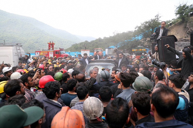روحانی در محل حادثه معدن آزادشهر و در دیدار معدنکاران و کارگران