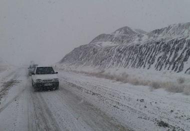 جاده های شمالی خراسان رضوی گرفتار برف و کولاک است