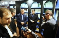 حضور وزیر بهداشت در غرفه موسسه تنظیم و نشر آثار حضرت امام خمینی (س) در نمایشگاه بین المللی کتاب تهران + عکس