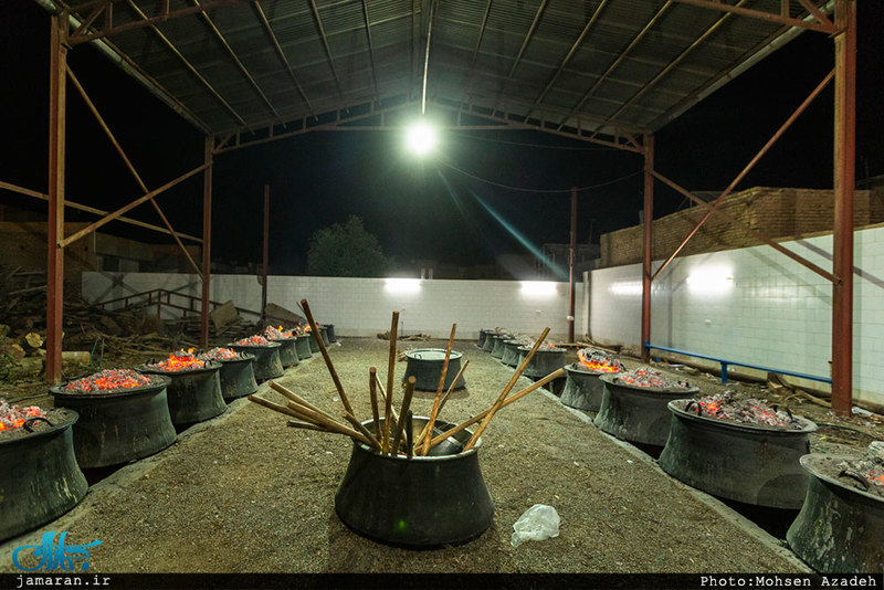 تهیه آش امام حسین(ع) در روستای رحمت‌آباد یزد