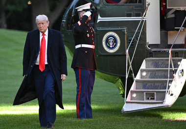 روزنامه تلگراف: شام مراسم ترامپ برای سرمایه گذاران بدتر از غذای هواپیما بود+عکس