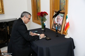 امضای دفتر یادبود شهید سلیمانی و جانباختگان سانحه هواپیمای خطوط اکراین در سفارت ایران در مسکو