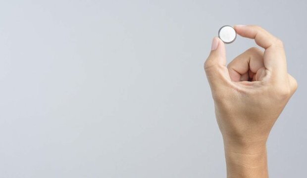 کودکان را از باتری دکمه‌ای دور نگه دارید
