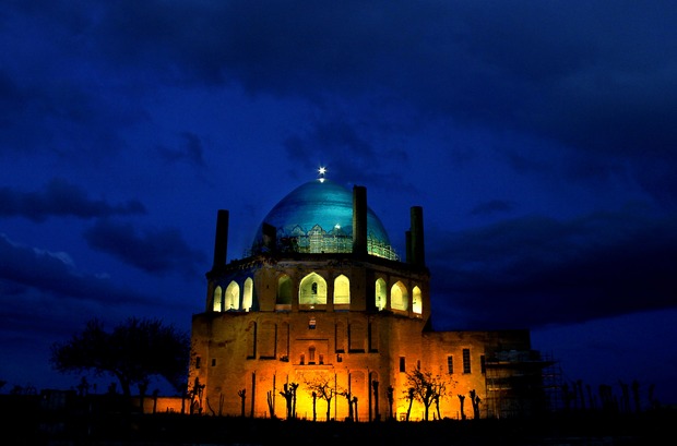 تصویری زیبا از گنبد سلطانیه در شب