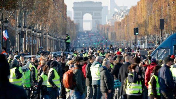 معترضان به گرانی سوخت در فرانسه خیابان شانزلیزه را بستند+عکس