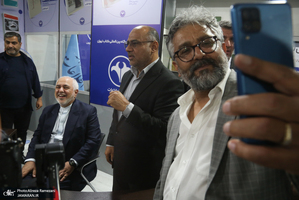 مراسم چاپ هفتم خاطرات ۸ساله محمدجواد ظریف