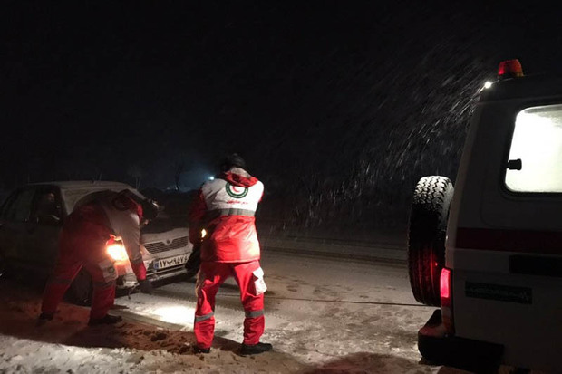 60 خودروی گرفتار در برف در گردنه خان رها سازی شد
