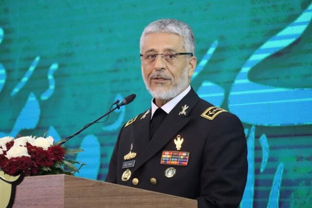 دریادار سیاری: انقلاب اسلامی با همراهی ملت ایران، آمریکا را تحقیر کرد/ مردم پای ولایت ماندند تا انقلاب زنده بماند