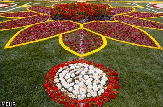 استقبال از مهمانان البرزی با پهن کردن فرش گل در نوروز تور رایگان یک‌روزه برای خانواده‌های کم درآمد