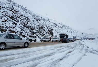 تردد در مسیرهای منتهی به بانه فقط با زنجیر چرخ امکانپذیر است