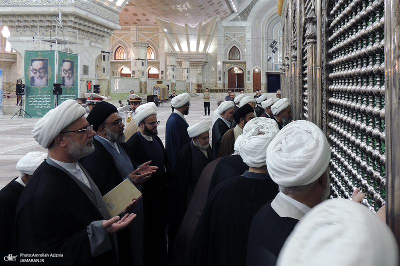 ادای احترام جمعی از علمای نجف نسبت به مقام شامخ حضرت امام خمینی (س)