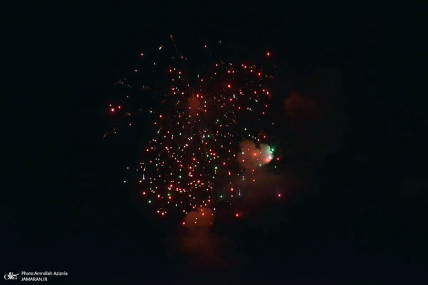 نمایی از نور افشانی و بانگ الله اکبر امشب تهران