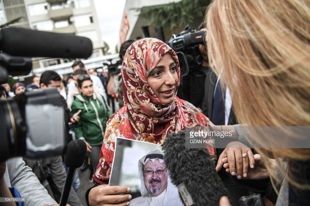 اعتراض برنده جایزه صلح نوبل مقابل کنسولگری عربستان+ تصاویر