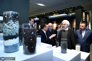 بازدید روحانی از نمایشگاه دستاوردهای صنعت پتروشیمی
