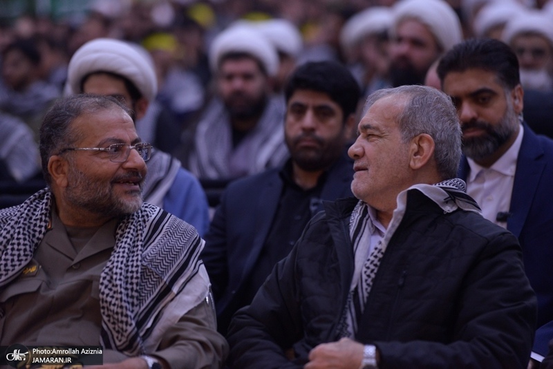 گردهمایی مسئولین بسیج دانشجویی و طلاب بسیجی در حرم امام با سخنرانی رئیس‌جمهور پزشکیان (34)