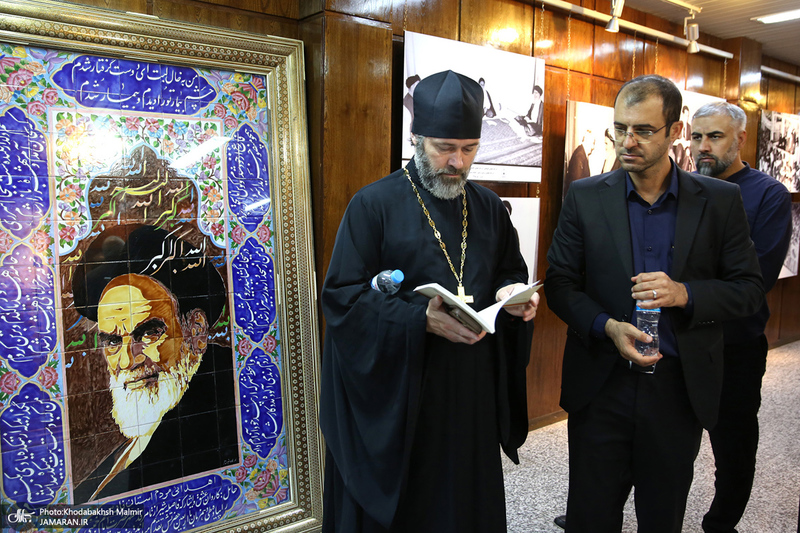 بازدید میهمانان خارجی جهت شرکت در مراسم رهبر شهید از حسینیه جماران