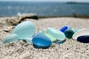 گنجینه ای از سنگ های درخشان، در سواحل شیشه ای