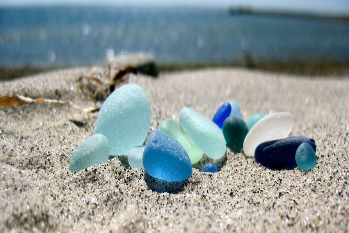 گنجینه ای از سنگ های درخشان، در سواحل شیشه ای