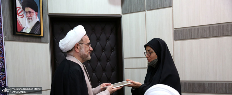 نشست صمیمانه اعضا هیات علمی پژوهشکده امام خمینی و انقلاب اسلامی با تولیت  معزز به مناسبت روز معلم