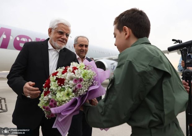 معاون اول رئیس‌جمهور وارد تبریز شد/ عارف: بازدید از یک طرح مهم آبرسانی و افتتاح مجموعه کشت و صنعت از جمله اهداف سفر به استان آذربایجان شرقی است 