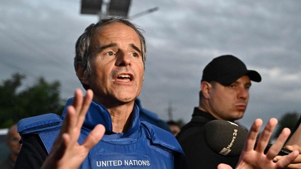 کیهان: گروسی باید هنگام ورود به ایران به جرم جاسوسی و مشارکت در قتل ایرانیان محاکمه و اعدام شود