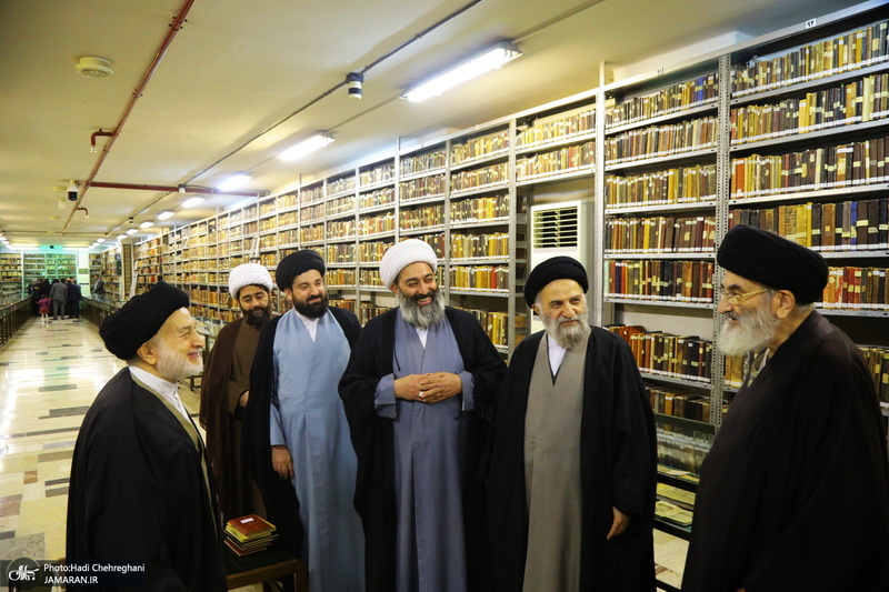 مراسم اهدای نسخه‌های خطی کتابخانه مرحوم آیت الله شاه آبادی به کتابخانه مرحوم آیت الله العظمی مرعشی نجفی