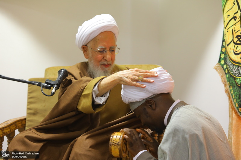 مراسم عمامه گذاری طلاب روز ولادت پیامبر اکرم (ص) و امام جعفر صادق (ع) در بیوت مراجع