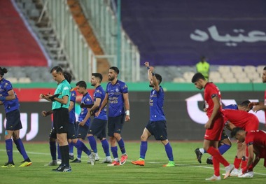 آخرین اخبار استقلال و پرسپولیس| ماجرای رسانه‌ای نشدن قرارداد مهاجم جدید آبی ها/ درگیری لفظی هواداران با مجیدی/ هافبک پرسپولیس قراردادش را فسخ کرد/ سانتاکلارا برای انتقال مغانلو ٧۵٠ هزار یورو می‌خواهد
