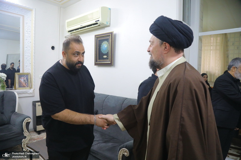 حضور آیت الله سید حسن خمینی در منزل پدر شهید موسوی