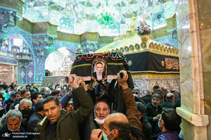 مراسم تشییع مرحوم حاج عیسی جعفری خادم امام خمینی (ره) در حرم حضرت معصومه (س)