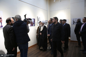 بازدید آیت الله دری نجف آبادی از نمایشگاه عکس امام دل‌ها‎