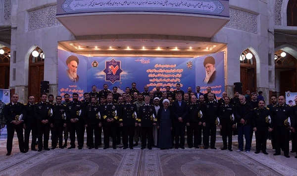 قادة القوة البحریة فی الجیش الإیرانی یجددون العهد مع الإمام الخمینی