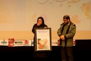 بانوی ارمنی نقاشی سردار سلیمانی را به موزه شهدای کرمان هدیه کرد