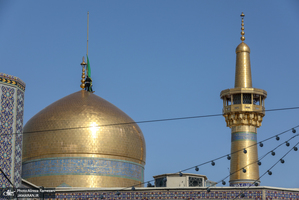 تعويض پرچم گنبد امام رضا (ع)