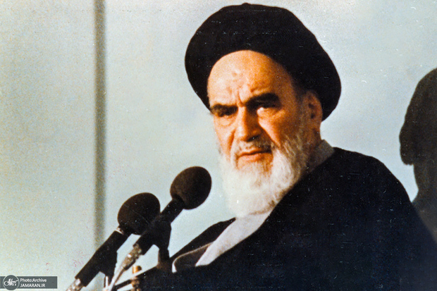 امام خمینی: همیشه باید جلو را آدم نگاه کند/ از آزادی نعمتی بالاتر چی که الآن نصیب ما شده است